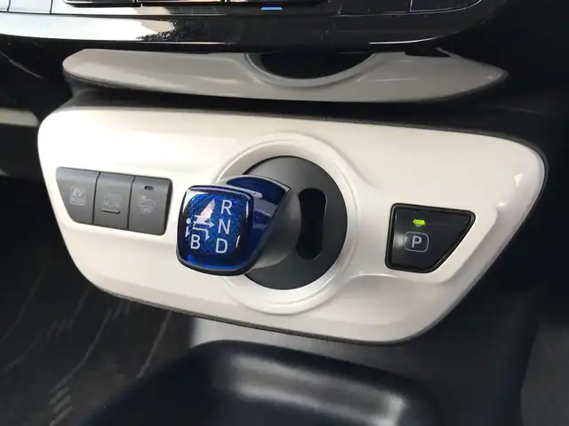 トヨタ プリウス S 鳥取県 2017(平29)年 8万km ホワイトパールクリスタルシャイン 純正9インチナビ/フルセグ/CD/DVD/BT/バックカメラ/サンルーフ/ビルトインETC/LEDヘットライト/フォグライト/オートライト/横滑り防止装置/社外18インチアルミホイール/プッシュエンジンスタート/スマートキー/フロアマット・ドアバイザー/スタットレスセット積込（タイヤ溝6部山）