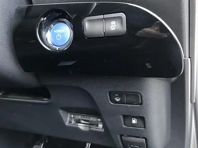 トヨタ プリウス S 鳥取県 2017(平29)年 8万km ホワイトパールクリスタルシャイン 純正9インチナビ/フルセグ/CD/DVD/BT/バックカメラ/サンルーフ/ビルトインETC/LEDヘットライト/フォグライト/オートライト/横滑り防止装置/社外18インチアルミホイール/プッシュエンジンスタート/スマートキー/フロアマット・ドアバイザー/スタットレスセット積込（タイヤ溝6部山）