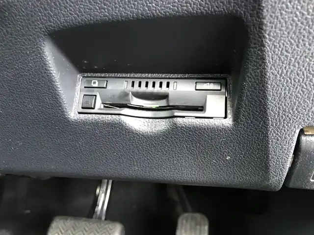 トヨタ プリウス S 鳥取県 2017(平29)年 8万km ホワイトパールクリスタルシャイン 純正9インチナビ/フルセグ/CD/DVD/BT/バックカメラ/サンルーフ/ビルトインETC/LEDヘットライト/フォグライト/オートライト/横滑り防止装置/社外18インチアルミホイール/プッシュエンジンスタート/スマートキー/フロアマット・ドアバイザー/スタットレスセット積込（タイヤ溝6部山）