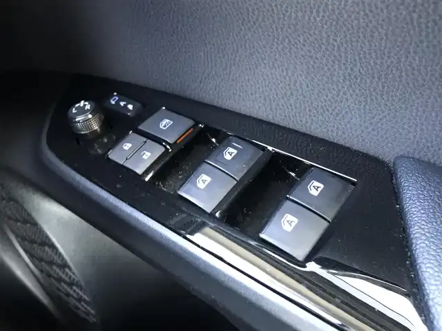 トヨタ プリウス S 鳥取県 2017(平29)年 8万km ホワイトパールクリスタルシャイン 純正9インチナビ/フルセグ/CD/DVD/BT/バックカメラ/サンルーフ/ビルトインETC/LEDヘットライト/フォグライト/オートライト/横滑り防止装置/社外18インチアルミホイール/プッシュエンジンスタート/スマートキー/フロアマット・ドアバイザー/スタットレスセット積込（タイヤ溝6部山）