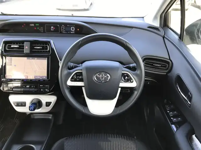 トヨタ プリウス S 鳥取県 2017(平29)年 8万km ホワイトパールクリスタルシャイン 純正9インチナビ/フルセグ/CD/DVD/BT/バックカメラ/サンルーフ/ビルトインETC/LEDヘットライト/フォグライト/オートライト/横滑り防止装置/社外18インチアルミホイール/プッシュエンジンスタート/スマートキー/フロアマット・ドアバイザー/スタットレスセット積込（タイヤ溝6部山）