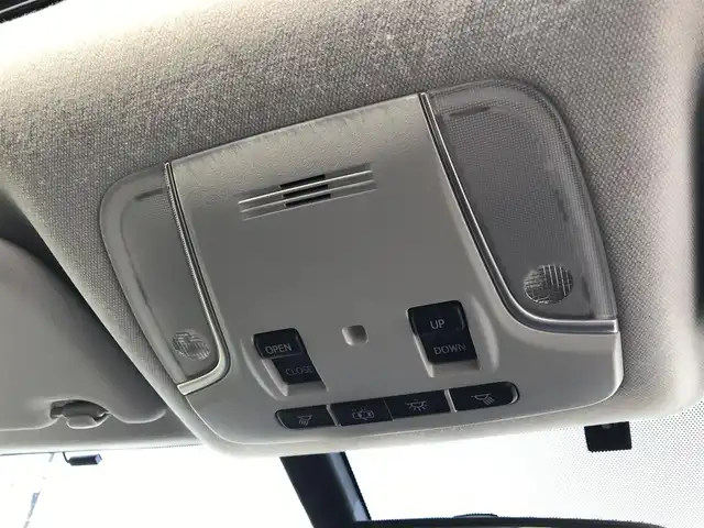 トヨタ プリウス S 鳥取県 2017(平29)年 8万km ホワイトパールクリスタルシャイン 純正9インチナビ/フルセグ/CD/DVD/BT/バックカメラ/サンルーフ/ビルトインETC/LEDヘットライト/フォグライト/オートライト/横滑り防止装置/社外18インチアルミホイール/プッシュエンジンスタート/スマートキー/フロアマット・ドアバイザー/スタットレスセット積込（タイヤ溝6部山）