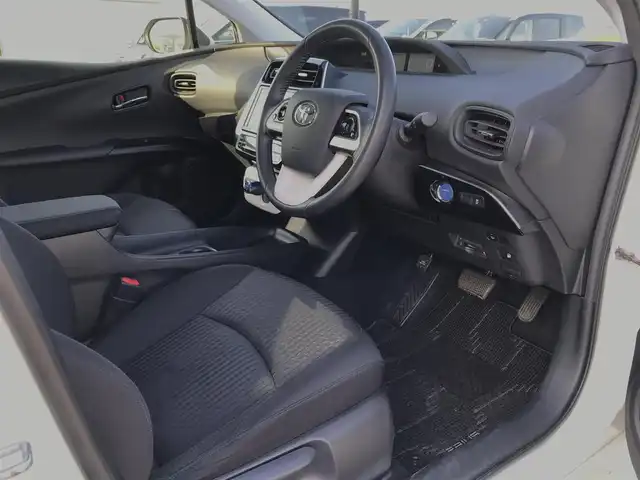 トヨタ プリウス S 鳥取県 2017(平29)年 8万km ホワイトパールクリスタルシャイン 純正9インチナビ/フルセグ/CD/DVD/BT/バックカメラ/サンルーフ/ビルトインETC/LEDヘットライト/フォグライト/オートライト/横滑り防止装置/社外18インチアルミホイール/プッシュエンジンスタート/スマートキー/フロアマット・ドアバイザー/スタットレスセット積込（タイヤ溝6部山）