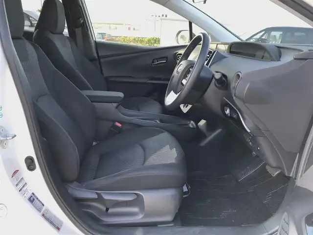 トヨタ プリウス S 鳥取県 2017(平29)年 8万km ホワイトパールクリスタルシャイン 純正9インチナビ/フルセグ/CD/DVD/BT/バックカメラ/サンルーフ/ビルトインETC/LEDヘットライト/フォグライト/オートライト/横滑り防止装置/社外18インチアルミホイール/プッシュエンジンスタート/スマートキー/フロアマット・ドアバイザー/スタットレスセット積込（タイヤ溝6部山）