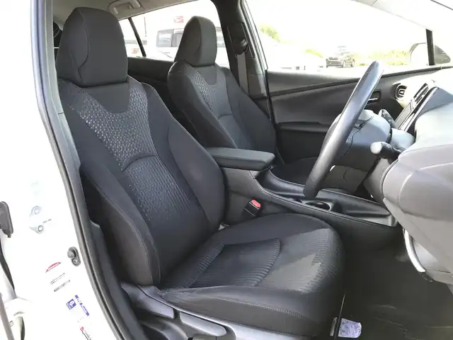 トヨタ プリウス S 鳥取県 2017(平29)年 8万km ホワイトパールクリスタルシャイン 純正9インチナビ/フルセグ/CD/DVD/BT/バックカメラ/サンルーフ/ビルトインETC/LEDヘットライト/フォグライト/オートライト/横滑り防止装置/社外18インチアルミホイール/プッシュエンジンスタート/スマートキー/フロアマット・ドアバイザー/スタットレスセット積込（タイヤ溝6部山）