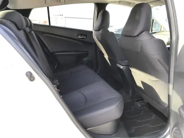 トヨタ プリウス S 鳥取県 2017(平29)年 8万km ホワイトパールクリスタルシャイン 純正9インチナビ/フルセグ/CD/DVD/BT/バックカメラ/サンルーフ/ビルトインETC/LEDヘットライト/フォグライト/オートライト/横滑り防止装置/社外18インチアルミホイール/プッシュエンジンスタート/スマートキー/フロアマット・ドアバイザー/スタットレスセット積込（タイヤ溝6部山）