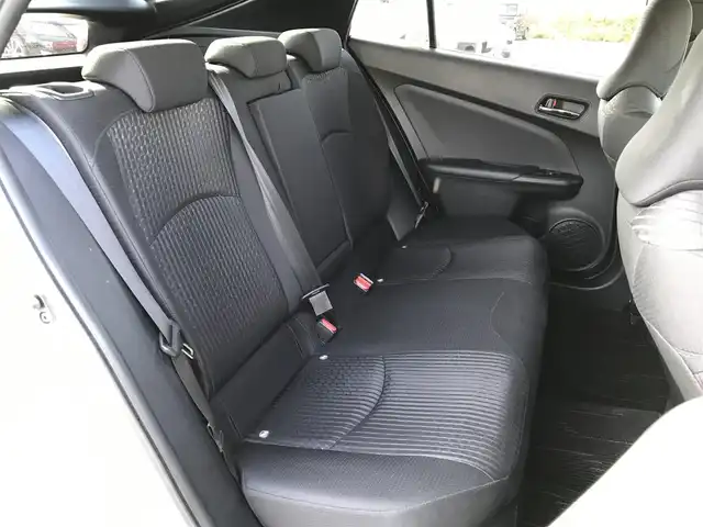 トヨタ プリウス S 鳥取県 2017(平29)年 8万km ホワイトパールクリスタルシャイン 純正9インチナビ/フルセグ/CD/DVD/BT/バックカメラ/サンルーフ/ビルトインETC/LEDヘットライト/フォグライト/オートライト/横滑り防止装置/社外18インチアルミホイール/プッシュエンジンスタート/スマートキー/フロアマット・ドアバイザー/スタットレスセット積込（タイヤ溝6部山）