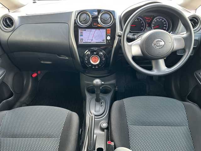 日産 ノート X 鹿児島県 2014(平26)年 5.9万km ラディアントレッド ナビＭＭ１１３Ｄ－Ｗ　ＥＴＣ　アイドリングストップ フルセグＴＶ　プッシュスタート／スマートキー　スペアキー　純正フロアマット　　シフトロック　取扱説明書　保証書　記録簿　電動格納ミラー　ドアバイザー