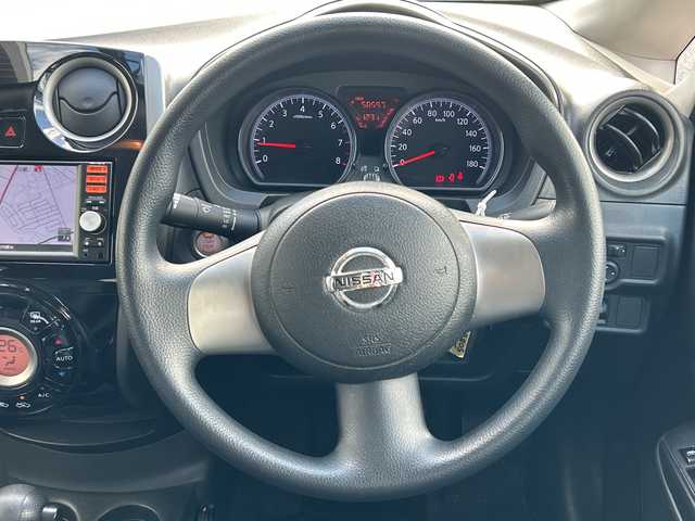 日産 ノート X 鹿児島県 2014(平26)年 5.9万km ラディアントレッド ナビＭＭ１１３Ｄ－Ｗ　ＥＴＣ　アイドリングストップ フルセグＴＶ　プッシュスタート／スマートキー　スペアキー　純正フロアマット　　シフトロック　取扱説明書　保証書　記録簿　電動格納ミラー　ドアバイザー