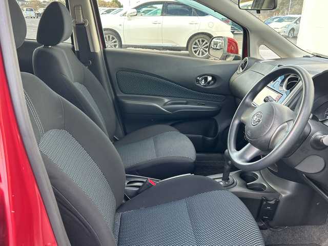 日産 ノート X 鹿児島県 2014(平26)年 5.9万km ラディアントレッド ナビＭＭ１１３Ｄ－Ｗ　ＥＴＣ　アイドリングストップ フルセグＴＶ　プッシュスタート／スマートキー　スペアキー　純正フロアマット　　シフトロック　取扱説明書　保証書　記録簿　電動格納ミラー　ドアバイザー