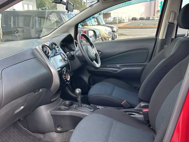 日産 ノート X 鹿児島県 2014(平26)年 5.9万km ラディアントレッド ナビＭＭ１１３Ｄ－Ｗ　ＥＴＣ　アイドリングストップ フルセグＴＶ　プッシュスタート／スマートキー　スペアキー　純正フロアマット　　シフトロック　取扱説明書　保証書　記録簿　電動格納ミラー　ドアバイザー