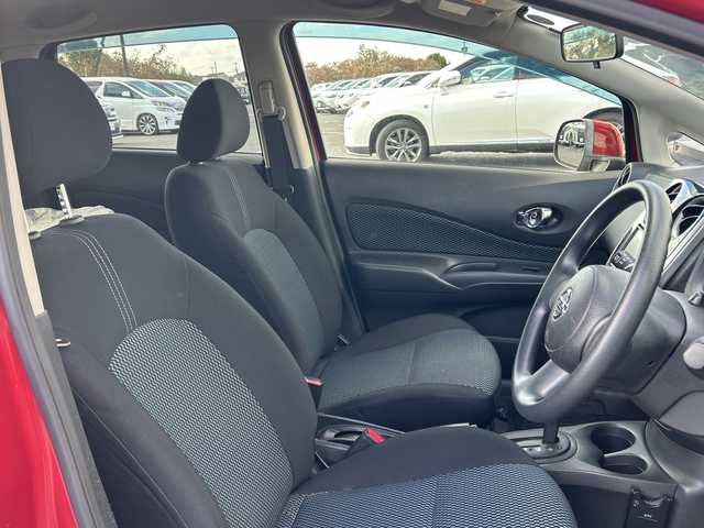 日産 ノート X 鹿児島県 2014(平26)年 5.9万km ラディアントレッド ナビＭＭ１１３Ｄ－Ｗ　ＥＴＣ　アイドリングストップ フルセグＴＶ　プッシュスタート／スマートキー　スペアキー　純正フロアマット　　シフトロック　取扱説明書　保証書　記録簿　電動格納ミラー　ドアバイザー