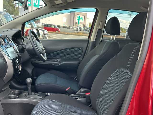 日産 ノート X 鹿児島県 2014(平26)年 5.9万km ラディアントレッド ナビＭＭ１１３Ｄ－Ｗ　ＥＴＣ　アイドリングストップ フルセグＴＶ　プッシュスタート／スマートキー　スペアキー　純正フロアマット　　シフトロック　取扱説明書　保証書　記録簿　電動格納ミラー　ドアバイザー