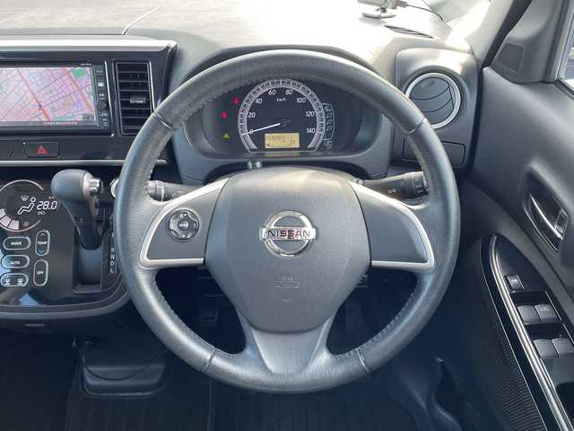 日産 デイズ ルークス X Vセレクション 道央・札幌 2018(平30)年 6.9万km プレミアムパープルP ・４WD/・ワンオーナー/・衝突軽減ブレーキ/・両側パワースライドドア/・全方位カメラ/・純正ナビ/　CD＆BT＆USB＆TV/・バックカメラ/・サイドカメラ/・フロントカメラ/・アイドリングストップ/・純正エンジンスターター/・オートエアコン/・ETC/・プッシュスタート/・スマートキー/・電動格納ミラー/・純正フロアマット/・スペアキー