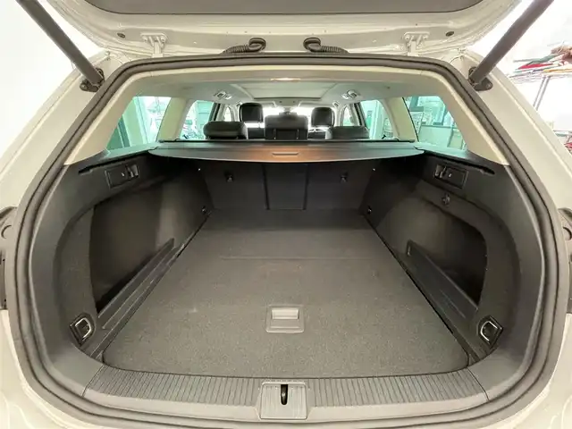 フォルクスワーゲン パサート オールトラック TDI 4モーション アドバンス 千葉県 2020(令2)年 4.2万km オリックスホワイトパールエフェクト ワンオーナー/パノラマスライディングルーフ【OP】/プリクラッシュブレーキシステム/レーンキープアシストシステム/アラウンドビューカメラ/駐車支援システム/アダプティブクルーズコントロール/純正9インチメーカーナビ/・フルセグTV/BT/DVD/AppleCarPlay/AndroidAuto/革シート/シートヒーター/8WAYパワーシート(運転席+助手席)/イージーオープン機能付パワーバックドア/LEDヘッドランプ/純正18インチアルミホイール/スマートエントリー/スタートシステム/取扱説明書/保証書