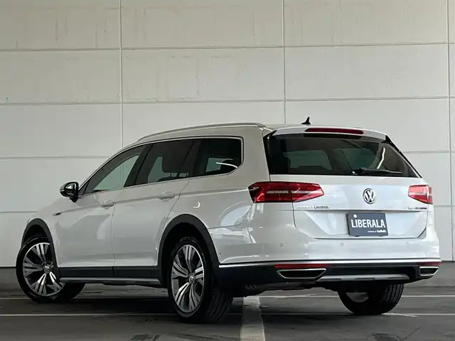 フォルクスワーゲン パサート オールトラック TDI 4モーション アドバンス 山形県 2020(令2)年 4.2万km オリックスホワイトパールエフェクト ワンオーナー/パノラマスライディングルーフ【OP】/プリクラッシュブレーキシステム/レーンキープアシストシステム/アラウンドビューカメラ/駐車支援システム/アダプティブクルーズコントロール/純正9インチメーカーナビ/・フルセグTV/BT/DVD/AppleCarPlay/AndroidAuto/革シート/シートヒーター/8WAYパワーシート(運転席+助手席)/イージーオープン機能付パワーバックドア/LEDヘッドランプ/純正18インチアルミホイール/スマートエントリー/スタートシステム/取扱説明書/保証書