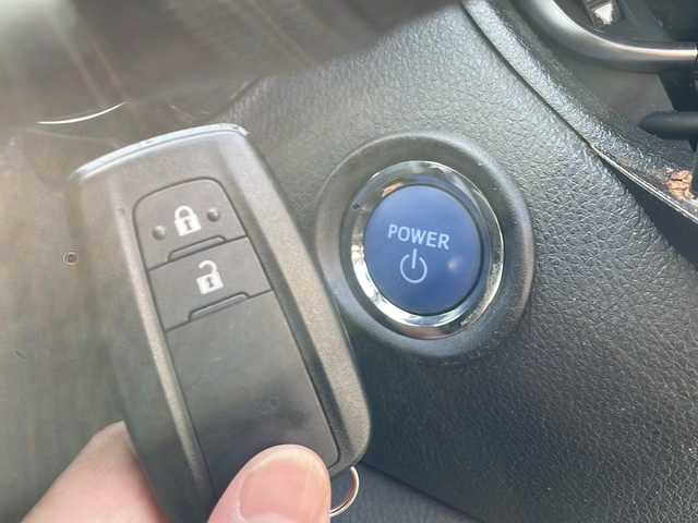 トヨタ Ｃ－ＨＲ G 山口県 2017(平29)年 11万km ホワイトパールクリスタルシャイン 純正メモリナビ/Bluetooth/フルセグTV/バックカメラ/トヨタセーフティセンス/横滑り防止装置/レーンキープアシスト/レーダークルーズコントロール/LEDヘッドライト/オートライト/オートマチックハイビーム/電子制御パーキングブレーキ/ブラインドスポットモニター/ハーフレザーシート/前席シートヒーター/スマートキー＆プッシュスタート/ステアリングスイッチ/社外前方ドライブレコーダー/純正18インチアルミホイール/保証書・取説