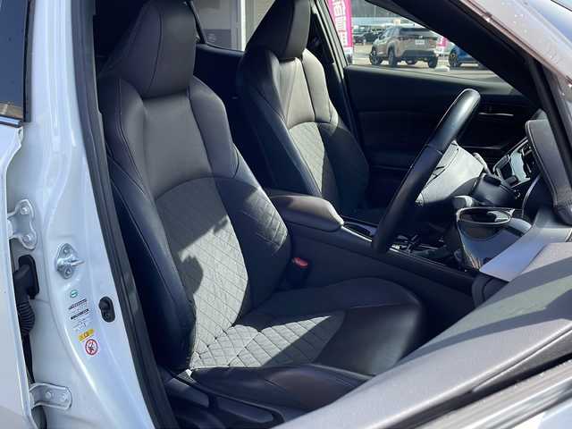 トヨタ Ｃ－ＨＲ G 山口県 2017(平29)年 11万km ホワイトパールクリスタルシャイン 純正メモリナビ/Bluetooth/フルセグTV/バックカメラ/トヨタセーフティセンス/横滑り防止装置/レーンキープアシスト/レーダークルーズコントロール/LEDヘッドライト/オートライト/オートマチックハイビーム/電子制御パーキングブレーキ/ブラインドスポットモニター/ハーフレザーシート/前席シートヒーター/スマートキー＆プッシュスタート/ステアリングスイッチ/社外前方ドライブレコーダー/純正18インチアルミホイール/保証書・取説