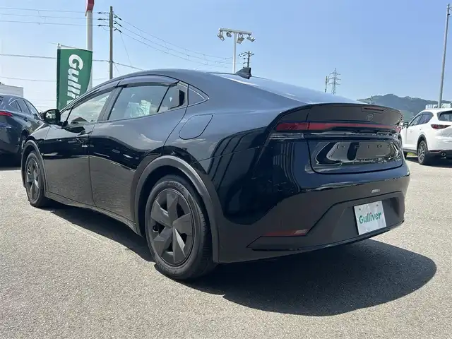 トヨタ プリウス U 兵庫県 2023(令5)年 1.3万km アティチュードブラックマイカ 純正ナビ/・フルセグ/・BT/ビルトインETC/クルーズコントロール追従/衝突軽減/Wエアバック/ハンドルヒーター/シートヒーター（D＋N）/ウインカーミラー/純正LEDライト/前後コーナーセンサー/社外アルミホイール