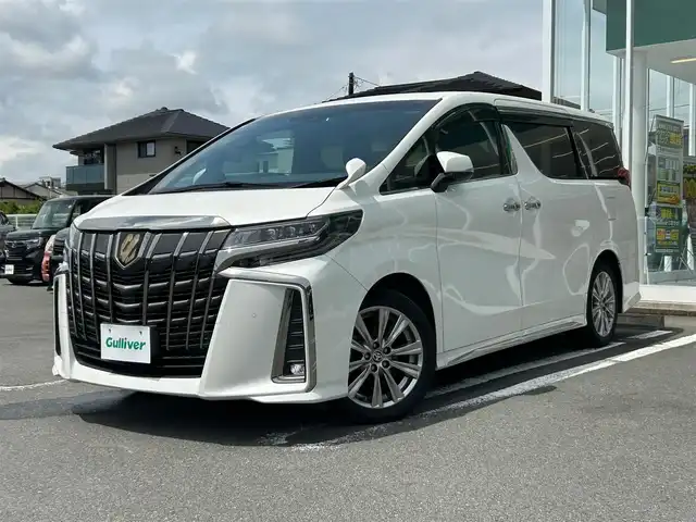 トヨタ アルファード S タイプゴールド 静岡県 2020(令2)年 3.7万km ホワイトパールクリスタルシャイン エンジンスタートボタン/パワーステアリング/パワーウィンドウ/スペアキー/追従走行ありクルーズコントロール/Bluetooth接続/後席用モニター/CDチェンジャー/USB入力端子/純正ETC/バックカメラ/フルセグTV/DVD再生機能ありSDナビ/３列シート/オットマン/電動リアゲート/前方ドライブレコーダー/ウォークスルー/純正フロアマット/ハーフレザーシート/両側パワースライドドア/純正エアロパーツ/純正アルミホイール/ABS/横滑り防止装置/レーンキープアシスト/前後コーナーセンサー/オートライト/オートマチックハイビーム/LEDヘッドライト/W+サイドエアバック/衝突軽減システム