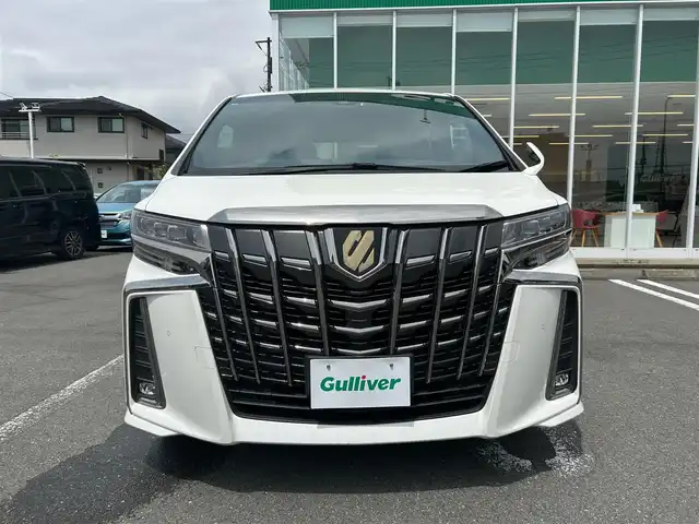 トヨタ アルファード S タイプゴールド 静岡県 2020(令2)年 3.7万km ホワイトパールクリスタルシャイン エンジンスタートボタン/パワーステアリング/パワーウィンドウ/スペアキー/追従走行ありクルーズコントロール/Bluetooth接続/後席用モニター/CDチェンジャー/USB入力端子/純正ETC/バックカメラ/フルセグTV/DVD再生機能ありSDナビ/３列シート/オットマン/電動リアゲート/前方ドライブレコーダー/ウォークスルー/純正フロアマット/ハーフレザーシート/両側パワースライドドア/純正エアロパーツ/純正アルミホイール/ABS/横滑り防止装置/レーンキープアシスト/前後コーナーセンサー/オートライト/オートマチックハイビーム/LEDヘッドライト/W+サイドエアバック/衝突軽減システム