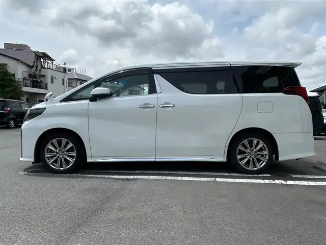 トヨタ アルファード S タイプゴールド 静岡県 2020(令2)年 3.7万km ホワイトパールクリスタルシャイン エンジンスタートボタン/パワーステアリング/パワーウィンドウ/スペアキー/追従走行ありクルーズコントロール/Bluetooth接続/後席用モニター/CDチェンジャー/USB入力端子/純正ETC/バックカメラ/フルセグTV/DVD再生機能ありSDナビ/３列シート/オットマン/電動リアゲート/前方ドライブレコーダー/ウォークスルー/純正フロアマット/ハーフレザーシート/両側パワースライドドア/純正エアロパーツ/純正アルミホイール/ABS/横滑り防止装置/レーンキープアシスト/前後コーナーセンサー/オートライト/オートマチックハイビーム/LEDヘッドライト/W+サイドエアバック/衝突軽減システム