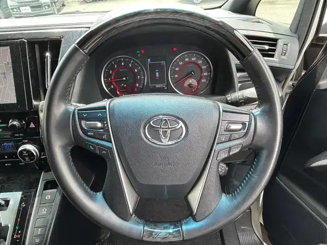 トヨタ アルファード S タイプゴールド 静岡県 2020(令2)年 3.7万km ホワイトパールクリスタルシャイン エンジンスタートボタン/パワーステアリング/パワーウィンドウ/スペアキー/追従走行ありクルーズコントロール/Bluetooth接続/後席用モニター/CDチェンジャー/USB入力端子/純正ETC/バックカメラ/フルセグTV/DVD再生機能ありSDナビ/３列シート/オットマン/電動リアゲート/前方ドライブレコーダー/ウォークスルー/純正フロアマット/ハーフレザーシート/両側パワースライドドア/純正エアロパーツ/純正アルミホイール/ABS/横滑り防止装置/レーンキープアシスト/前後コーナーセンサー/オートライト/オートマチックハイビーム/LEDヘッドライト/W+サイドエアバック/衝突軽減システム