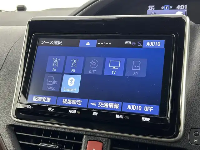 トヨタ エスクァイア ハイブリッド Gi プレミアムパッケージ 福岡県 2020(令2)年 7.6万km ホワイトパールクリスタルシャイン 後席モニター　/純正９型ナビ　/バックカメラ　/ＥＴＣ２．０　/前後ドラレコ　/クルーズコントロール　/衝突被害軽減ブレーキ　/レーンキープ　/ＰＫＳＢ　/ブラウンハーフレザー　/両側電動スライドドア　/シートヒーター