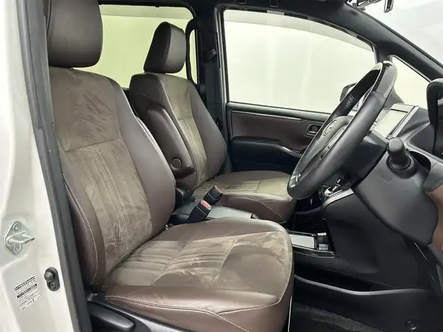 トヨタ エスクァイア ハイブリッド Gi プレミアムパッケージ 福岡県 2020(令2)年 7.6万km ホワイトパールクリスタルシャイン 後席モニター　/純正９型ナビ　/バックカメラ　/ＥＴＣ２．０　/前後ドラレコ　/クルーズコントロール　/衝突被害軽減ブレーキ　/レーンキープ　/ＰＫＳＢ　/ブラウンハーフレザー　/両側電動スライドドア　/シートヒーター