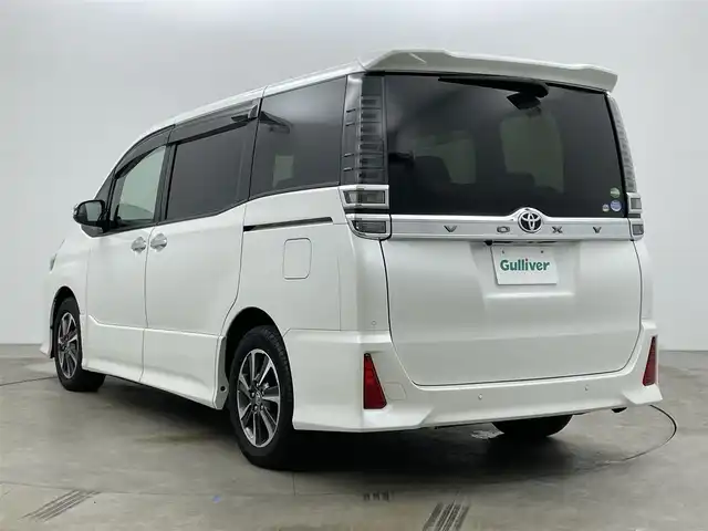 トヨタ ヴォクシー ZS 煌Ⅱ 岡山県 2020(令2)年 3.9万km ホワイトパールクリスタルシャイン 純正10インチナビ　/【Bluetooth/フルセグTV/CD/DVD/HDMI接続/USB接続】/型番:NSZN-Z68T/純正12.1インチフリップダウンモニター　/両側パワースライドドア　/ビルトインＥＴＣ2.0/ＬＥＤヘッドライト　/クルーズコントロール　/純正ドライブレコーダー（前）/バックカメラ　/オートハイビーム　/コーナーセンサー（前後）/フォグライト/衝突軽減ブレーキ/アイドリングストップ