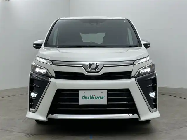 トヨタ ヴォクシー ZS 煌Ⅱ 岡山県 2020(令2)年 3.9万km ホワイトパールクリスタルシャイン 純正10インチナビ　/【Bluetooth/フルセグTV/CD/DVD/HDMI接続/USB接続】/型番:NSZN-Z68T/純正12.1インチフリップダウンモニター　/両側パワースライドドア　/ビルトインＥＴＣ2.0/ＬＥＤヘッドライト　/クルーズコントロール　/純正ドライブレコーダー（前）/バックカメラ　/オートハイビーム　/コーナーセンサー（前後）/フォグライト/衝突軽減ブレーキ/アイドリングストップ