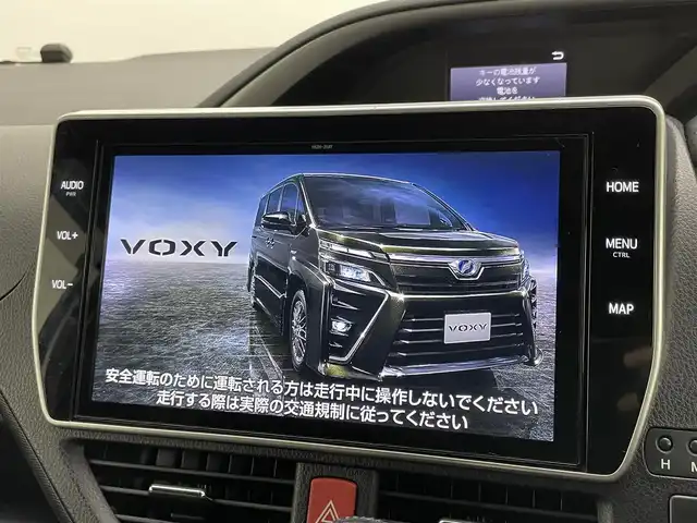 トヨタ ヴォクシー ZS 煌Ⅱ 岡山県 2020(令2)年 3.9万km ホワイトパールクリスタルシャイン 純正10インチナビ　/【Bluetooth/フルセグTV/CD/DVD/HDMI接続/USB接続】/型番:NSZN-Z68T/純正12.1インチフリップダウンモニター　/両側パワースライドドア　/ビルトインＥＴＣ2.0/ＬＥＤヘッドライト　/クルーズコントロール　/純正ドライブレコーダー（前）/バックカメラ　/オートハイビーム　/コーナーセンサー（前後）/フォグライト/衝突軽減ブレーキ/アイドリングストップ