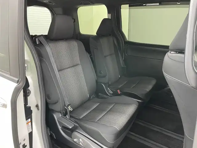 トヨタ ヴォクシー ZS 煌Ⅱ 岡山県 2020(令2)年 3.9万km ホワイトパールクリスタルシャイン 純正10インチナビ　/【Bluetooth/フルセグTV/CD/DVD/HDMI接続/USB接続】/型番:NSZN-Z68T/純正12.1インチフリップダウンモニター　/両側パワースライドドア　/ビルトインＥＴＣ2.0/ＬＥＤヘッドライト　/クルーズコントロール　/純正ドライブレコーダー（前）/バックカメラ　/オートハイビーム　/コーナーセンサー（前後）/フォグライト/衝突軽減ブレーキ/アイドリングストップ