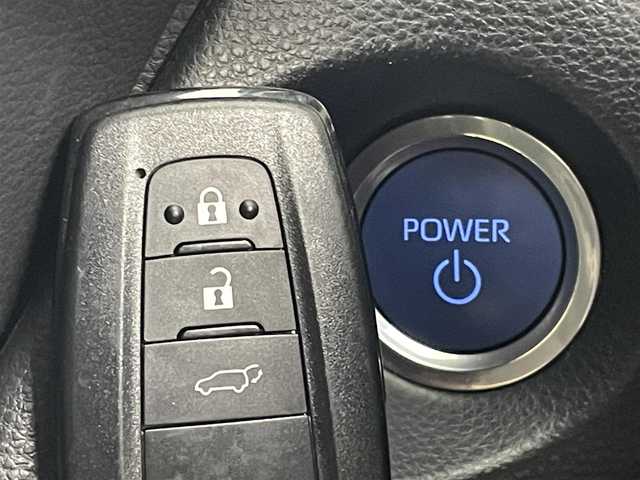 トヨタ カローラ クロス ハイブリッド Z 茨城県 2022(令4)年 3.6万km アティチュードブラックマイカ 純正DA/ナビキット/バックカメラ/フルセグ/置くだけ充電/AC100V/衝突被害軽減ブレーキ/車線逸脱抑制装置/レーダークルーズコントロール/オートマチックハイビーム/クリアランスソナー/BSM/ETC/ドラレコ/シートヒーター/純正18インチAW/LEDヘッドライト/スマートキー