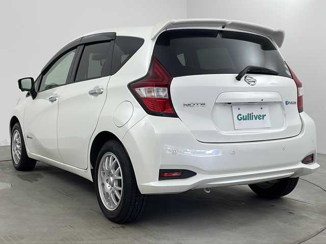 日産 ノート e－パワー X 兵庫県 2017(平29)年 7.7万km ブリリアントホワイトパール ・純正ナビ/CD/SD/AUX/TV/BT/・アラウンドビューモニター/・デジタルインナーミラー/・エマージェンシーブレーキ/・レーンキープアシスト/・スマートキー/・ヘッドライトレベライザー/・ETC/・コーナーセンサー/・純正フロアマット/・15インチ純正アルミホイール