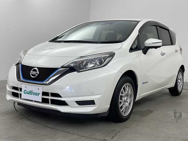 日産 ノート e－パワー X 兵庫県 2017(平29)年 7.7万km ブリリアントホワイトパール ・純正ナビ/CD/SD/AUX/TV/BT/・アラウンドビューモニター/・デジタルインナーミラー/・エマージェンシーブレーキ/・レーンキープアシスト/・スマートキー/・ヘッドライトレベライザー/・ETC/・コーナーセンサー/・純正フロアマット/・15インチ純正アルミホイール