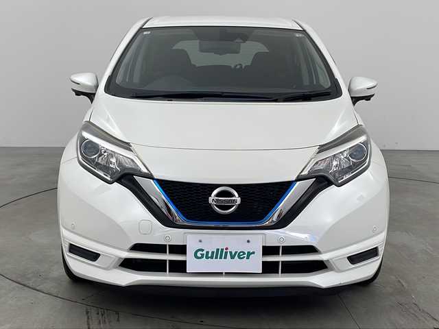 日産 ノート e－パワー X 兵庫県 2017(平29)年 7.7万km ブリリアントホワイトパール ・純正ナビ/CD/SD/AUX/TV/BT/・アラウンドビューモニター/・デジタルインナーミラー/・エマージェンシーブレーキ/・レーンキープアシスト/・スマートキー/・ヘッドライトレベライザー/・ETC/・コーナーセンサー/・純正フロアマット/・15インチ純正アルミホイール