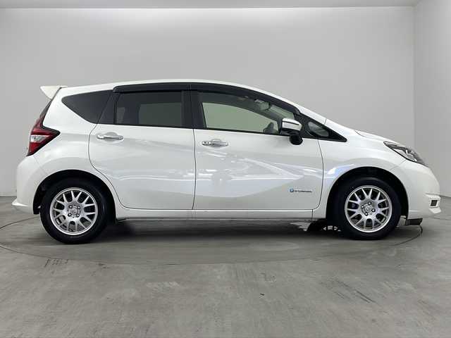 日産 ノート e－パワー X 兵庫県 2017(平29)年 7.7万km ブリリアントホワイトパール ・純正ナビ/CD/SD/AUX/TV/BT/・アラウンドビューモニター/・デジタルインナーミラー/・エマージェンシーブレーキ/・レーンキープアシスト/・スマートキー/・ヘッドライトレベライザー/・ETC/・コーナーセンサー/・純正フロアマット/・15インチ純正アルミホイール