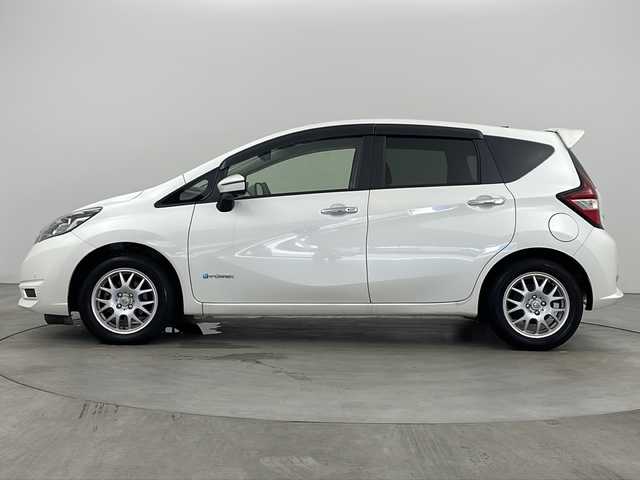 日産 ノート e－パワー X 兵庫県 2017(平29)年 7.7万km ブリリアントホワイトパール ・純正ナビ/CD/SD/AUX/TV/BT/・アラウンドビューモニター/・デジタルインナーミラー/・エマージェンシーブレーキ/・レーンキープアシスト/・スマートキー/・ヘッドライトレベライザー/・ETC/・コーナーセンサー/・純正フロアマット/・15インチ純正アルミホイール