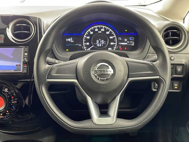 日産 ノート e－パワー X 兵庫県 2017(平29)年 7.7万km ブリリアントホワイトパール ・純正ナビ/CD/SD/AUX/TV/BT/・アラウンドビューモニター/・デジタルインナーミラー/・エマージェンシーブレーキ/・レーンキープアシスト/・スマートキー/・ヘッドライトレベライザー/・ETC/・コーナーセンサー/・純正フロアマット/・15インチ純正アルミホイール