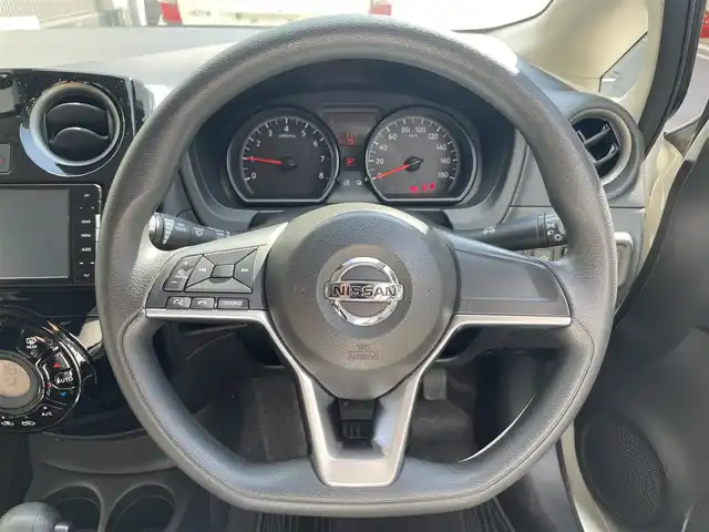 日産 ノート X Vセレクション 福島県 2020(令2)年 5.6万km ブリリアントホワイトパール 社外ナビ(ipod/CD/DVD/フルセグ/Bluetooth)/ＥＴＣ/前方ドライブレコーダー/コーナーセンサー/オートライト/ＬＥＤ/横滑り防止装置/衝突軽減システム/純正フロアマット/プッシュスタート/スマートキー×2