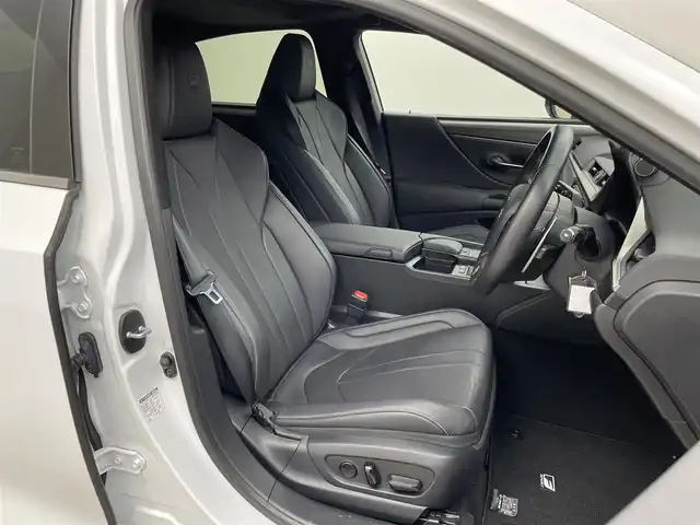 レクサス ＥＳ 300h Fスポーツ 埼玉県 2019(平31)年 5.9万km ホワイトノーヴァガラスフレーク サンルーフ　メーカーナビ　バックカメラ　ＢＳＭ　黒レザーシート　三眼ＬＥＤ　セーフティシステムプラス　レーダークルーズコントロール　ビルトインＥＴＣ２．０　ステアリングヒーター　メモリシート　地デジ