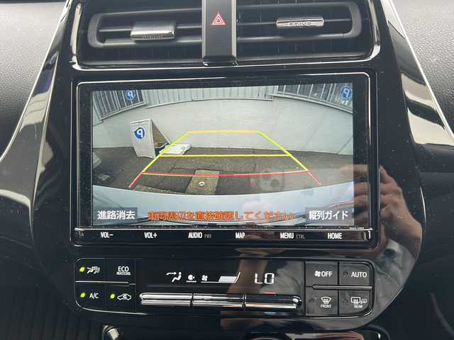 トヨタ プリウス SセーフティプラスⅡ 富山県 2021(令3)年 12.9万km プラチナホワイトパールマイカ ワンオーナー/スマートキー×２/純正メモリーナビ(NSZT-Y68T)/DVD/MSV/BT/フルセグTV/HDMI/ビルトインETC/バックカメラ/BSM/衝突安全ブレーキ/レーンキープアシスト/オートハイビーム/クリアランスソナー/電格ウィンカーミラー/LEDヘッドライト/フォグ/ステアリングスイッチ/革巻きステアリング/オートリトラミラー/横滑り防止装置/保証書・取説・ナビ取説
