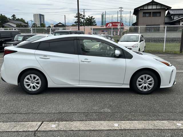 トヨタ プリウス SセーフティプラスⅡ 富山県 2021(令3)年 12.9万km プラチナホワイトパールマイカ ワンオーナー/スマートキー×２/純正メモリーナビ(NSZT-Y68T)/DVD/MSV/BT/フルセグTV/HDMI/ビルトインETC/バックカメラ/BSM/衝突安全ブレーキ/レーンキープアシスト/オートハイビーム/クリアランスソナー/電格ウィンカーミラー/LEDヘッドライト/フォグ/ステアリングスイッチ/革巻きステアリング/オートリトラミラー/横滑り防止装置/保証書・取説・ナビ取説