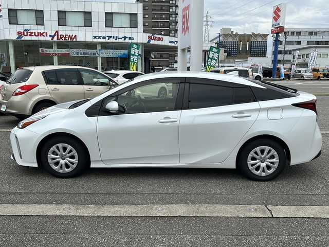 トヨタ プリウス SセーフティプラスⅡ 富山県 2021(令3)年 12.9万km プラチナホワイトパールマイカ ワンオーナー/スマートキー×２/純正メモリーナビ(NSZT-Y68T)/DVD/MSV/BT/フルセグTV/HDMI/ビルトインETC/バックカメラ/BSM/衝突安全ブレーキ/レーンキープアシスト/オートハイビーム/クリアランスソナー/電格ウィンカーミラー/LEDヘッドライト/フォグ/ステアリングスイッチ/革巻きステアリング/オートリトラミラー/横滑り防止装置/保証書・取説・ナビ取説