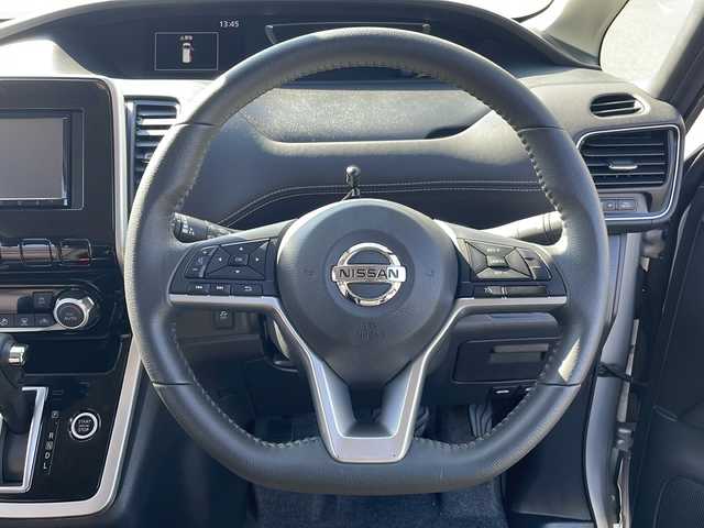 日産 セレナ ハイウェイスター Vセレクション 岩手県 2018(平30)年 4.7万km ブリリアントシルバー 社外SDナビ/AM/FM/CD/DVD/Bluetooth/フルセグTV/バックカメラ/ETC/両側パワースライドドア/クルーズコントロール/衝突被害軽減ブレーキ/アイドリングストップ/オートライト/LEDヘッドライト/フォグランプ/スマートキー/プッシュスタート/電動格納ミラー/純正15インチAW/ドアバイザー/保証書