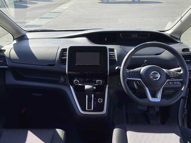 日産 セレナ ハイウェイスター Vセレクション 岩手県 2018(平30)年 4.7万km ブリリアントシルバー 社外SDナビ/AM/FM/CD/DVD/Bluetooth/フルセグTV/バックカメラ/ETC/両側パワースライドドア/クルーズコントロール/衝突被害軽減ブレーキ/アイドリングストップ/オートライト/LEDヘッドライト/フォグランプ/スマートキー/プッシュスタート/電動格納ミラー/純正15インチAW/ドアバイザー/保証書