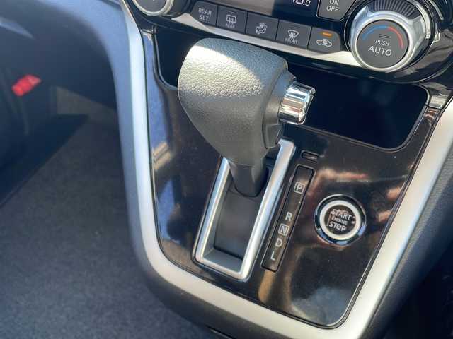 日産 セレナ ハイウェイスター Vセレクション 岩手県 2018(平30)年 4.7万km ブリリアントシルバー 社外SDナビ/AM/FM/CD/DVD/Bluetooth/フルセグTV/バックカメラ/ETC/両側パワースライドドア/クルーズコントロール/衝突被害軽減ブレーキ/アイドリングストップ/オートライト/LEDヘッドライト/フォグランプ/スマートキー/プッシュスタート/電動格納ミラー/純正15インチAW/ドアバイザー/保証書