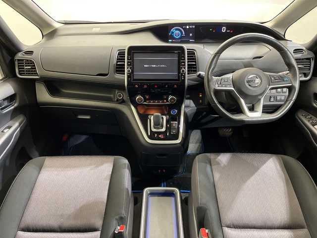 日産 セレナ e－パワー ハイウェイスター V 愛媛県 2018(平30)年 6万km マルーンレッド 2トーン ９型ナビ/フルセグ／Ｂｌｕｅｔｏｏｔｈ／ＵＳＢ/全方位カメラ/後席モニター/衝突軽減ブレーキ/レーダークルーズコントロール/ＥＴＣ/前後ドライブレコーダー/ＤＮ席シートヒーター/両側パワースライドドア/レーンキープアシスト/前後コーナーセンサー/LEDヘッドライト