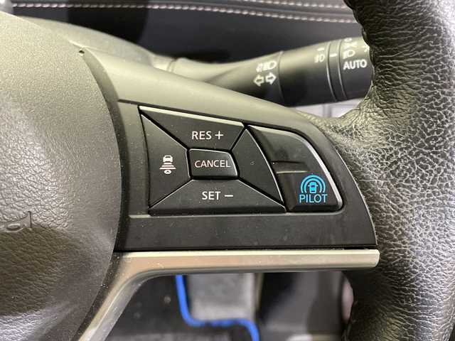 日産 セレナ e－パワー ハイウェイスター V 愛媛県 2018(平30)年 6万km マルーンレッド 2トーン ９型ナビ/フルセグ／Ｂｌｕｅｔｏｏｔｈ／ＵＳＢ/全方位カメラ/後席モニター/衝突軽減ブレーキ/レーダークルーズコントロール/ＥＴＣ/前後ドライブレコーダー/ＤＮ席シートヒーター/両側パワースライドドア/レーンキープアシスト/前後コーナーセンサー/LEDヘッドライト